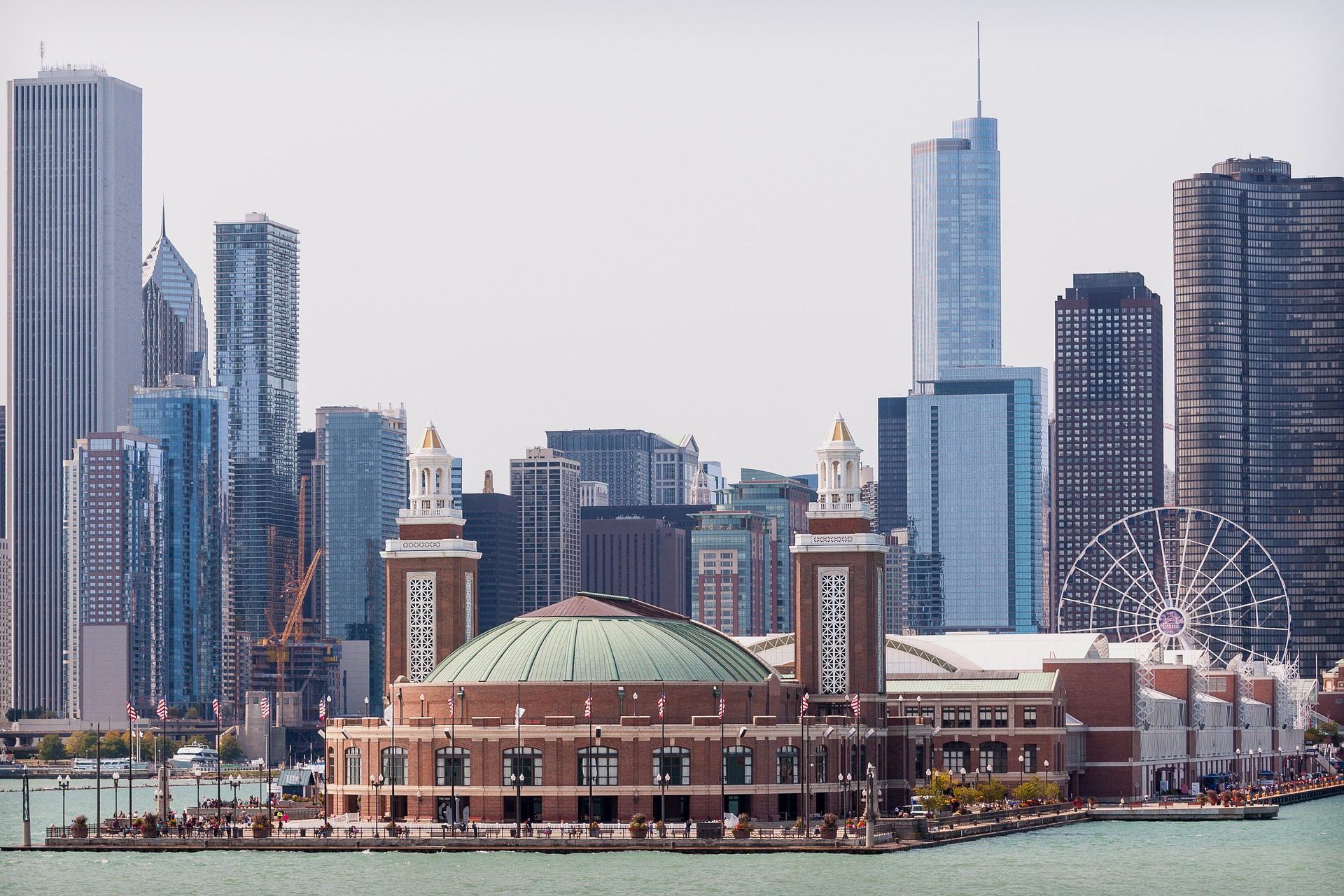 Zdjęcie budynku Navy pier na tle wieżowców